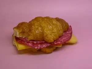 Medialuna salame & queso