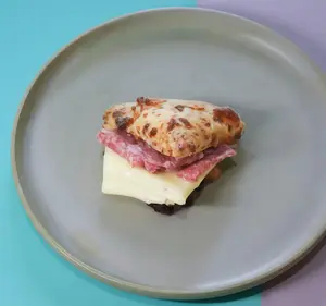 Scon con salame & queso
