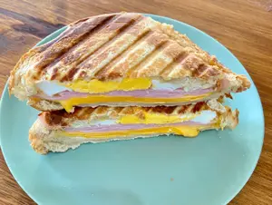 Tostado cheddar, jamón & huevo