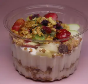 Yogurt , Granola Y Frutas