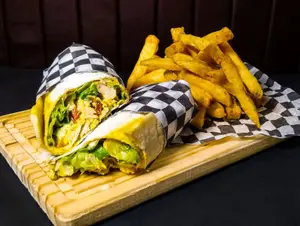 Burrito de pollo + papas fritas