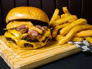 Doble cheese bacon con papas