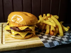 Doble cheese burger con papas