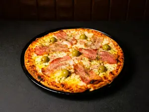 Pizza panceta y provoleta