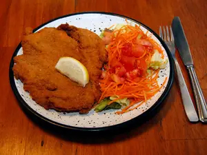 Suprema con ensalada