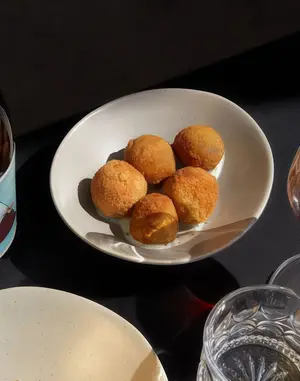 Buñuelos del día y alioli