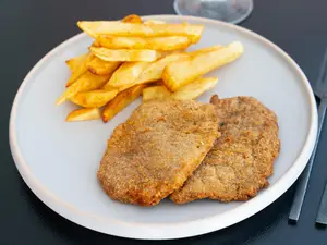 Milanesas de peceto con papas fritas españolas