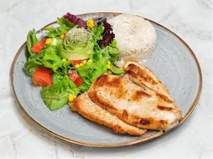 Polloplancha con arroz ensalda