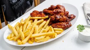 Alitas BBQ + papas fritas