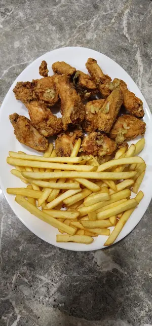 Alitas fritas + papas fritas