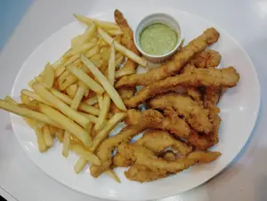 Chicken fingers + papas fritas
