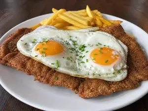 Milanesa a caballo con guarnición
