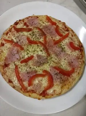 Pizza de jamón y morrón