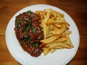 6 alitas en salsa bbq y papas