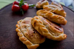 3 empanadas + 1 bebida de 500 ml + 1 flan