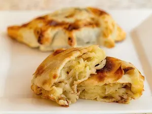 Empanada de cebolla y queso