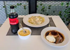 Porción de Ravioles de Pollo y Verdura + Bebida de 500 + Flan.