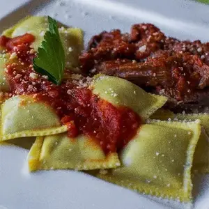Raviolon carne con bolognesa
