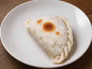 Empanada vegana sabor pollo con salsa blanca