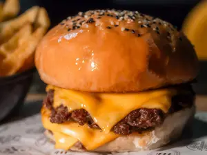 Cheese Burger Doble + Papas