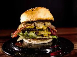 Mustard Explosiva Vegetariana + Papas