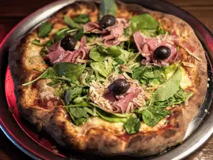 Pizza De Rúcula & Jamón Crudo