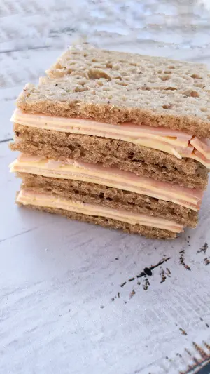 Sandwich de miga-jamon y queso