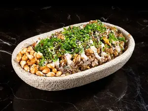 Salteado de huevo y langostinos