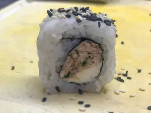 Cooked salmón roll (10 piezas)