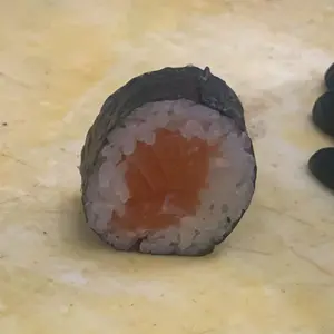 Maki salmón roll (10 piezas)