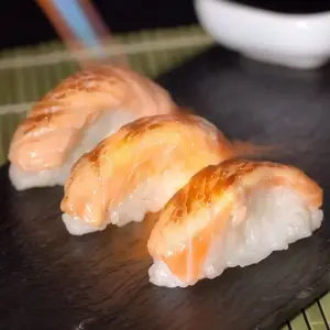 Nigiri de salmón ahumado (5 piezas)