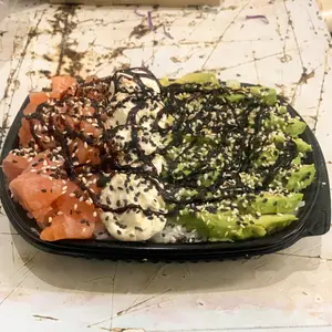 Sushi salad de salmón
