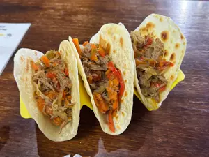 Taco De Pollo Con Salsas