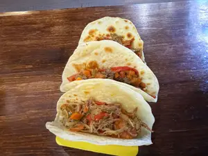 Tacos De Carne Con Salsas