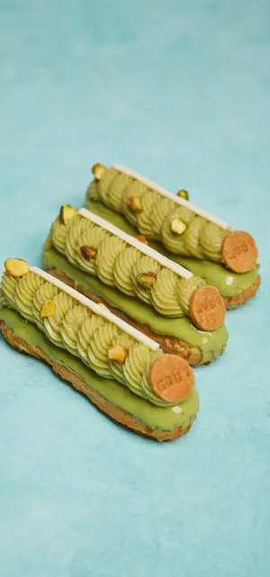 Eclair De Pistacho