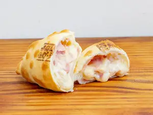 Empanada de jamón y queso