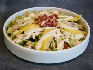 Ensalada brie y jamon crudo