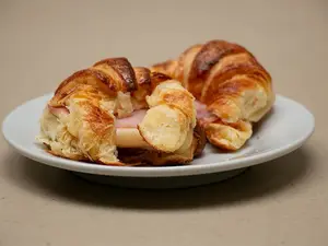 Medialuna Con Jamon Y Queso