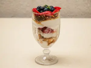 Yogurt Con Granola Y Frutas
