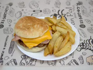 Hamburguesa completa y fritas
