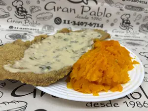 Milanesa con cheddar y verdeo con guarnición