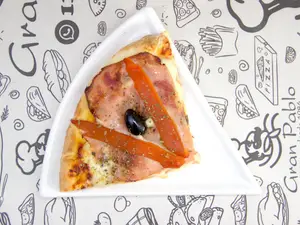 Pizza con jamón y morrones