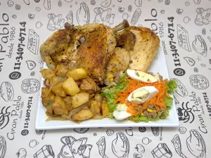 Pollo entero con guarnición