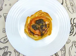 Queso cheddar, orégan y tomate