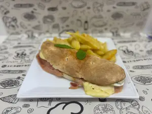 Tostado pan de pizza y fritas