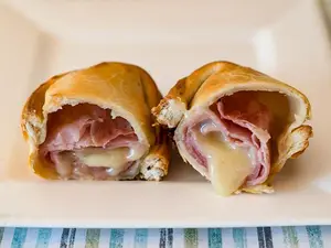 Empanada de jamón y queso