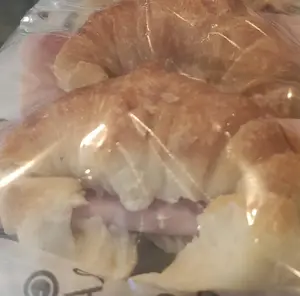 Medialuna con jamón y queso