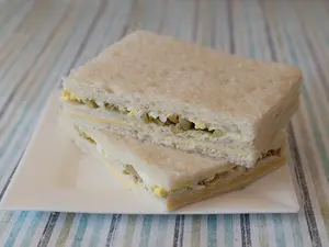Miga de queso huevo aceitunas