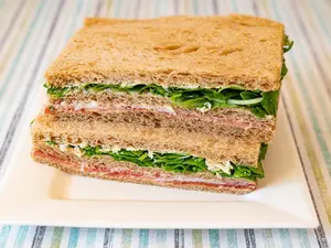 Sándwich crudo rúculaparmesano