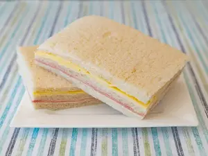 Sándwich de miga jamón y queso